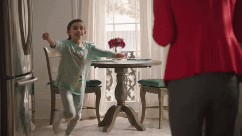 Bambina che corre felice verso la mamma