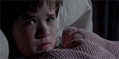 Bambino triste e solo a scuola